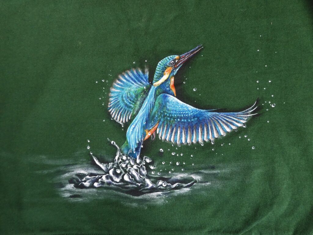 Handgemalter Eisvogel auf einem Kleidungsstück