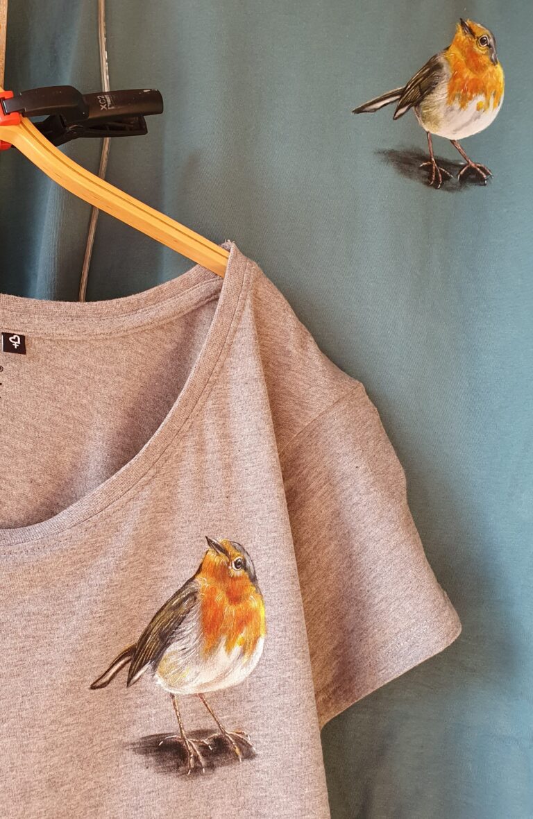 Handbemalter Vogel auf einem T-Shirt